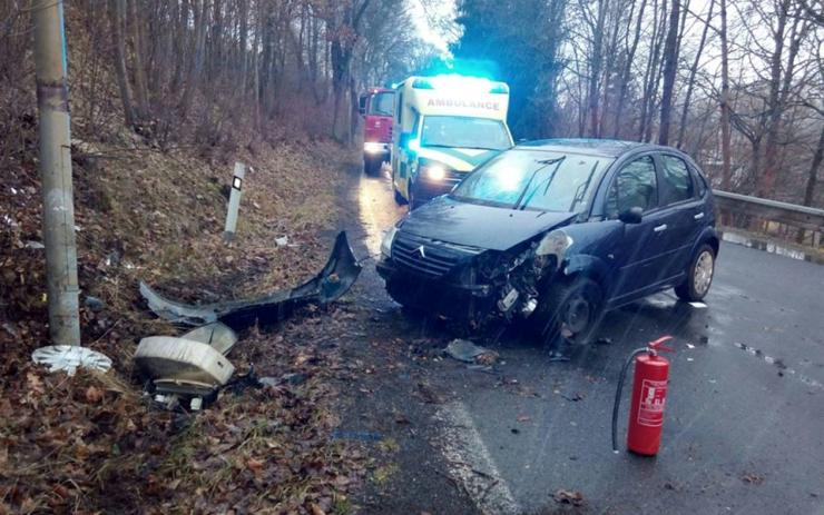 OBRAZEM: Auto na Sokolovsku narazilo do sloupu, jeden člověk skončil v péči záchranářů