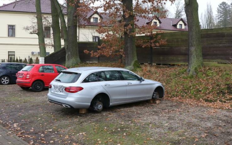 Takhle dopadl Mercedes po náletu zloděje. Na kontě má ještě krádež přívěsu 