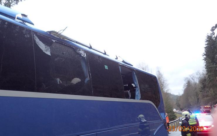 FOTO: Silný vítr v Karlovarském kraji: Strom spadl na autobus plný cestujících a dalších 77 událostí