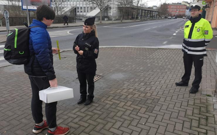 Buďte vidět! Policisté na Karlovarsku oslovovali nejzranitelnější účastníky silničního provozu