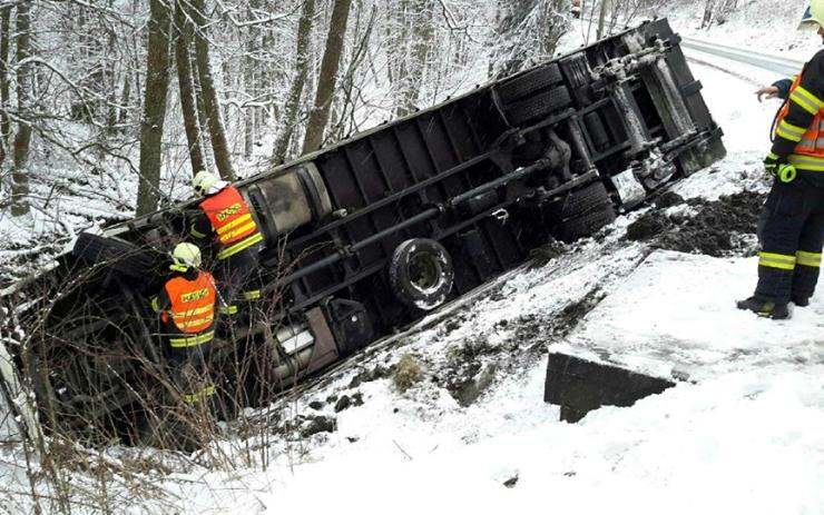 AKTUÁLNĚ OBRAZEM: Nákladní auto skončilo na boku mimo silnici, hasiči ho budou vyprošťovat