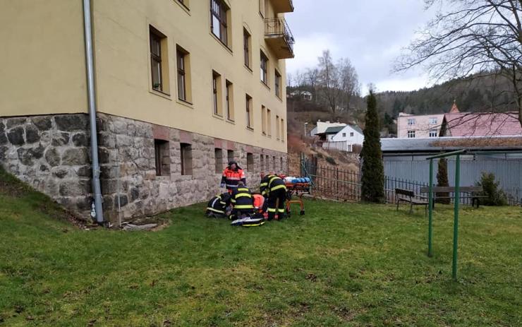 Neštěstí v Nejdku: Člověku pod balkonem už nebylo pomoci 