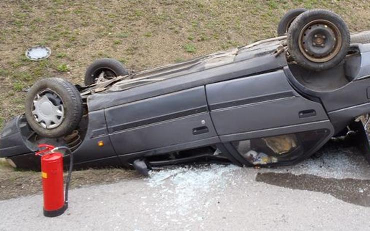 AKTUÁLNĚ: Auto na D6 skončilo na střeše mimo silnici, vyjížděly všechny záchranné složky