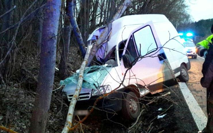 Auto u Bochova vlétlo mezi stromy, jeden člověk utrpěl zranění