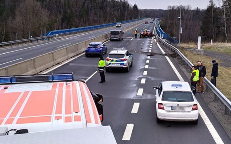 Osobní auto na dálnici u Karlových Varů narazilo do svodidel, pomáhali hasiči