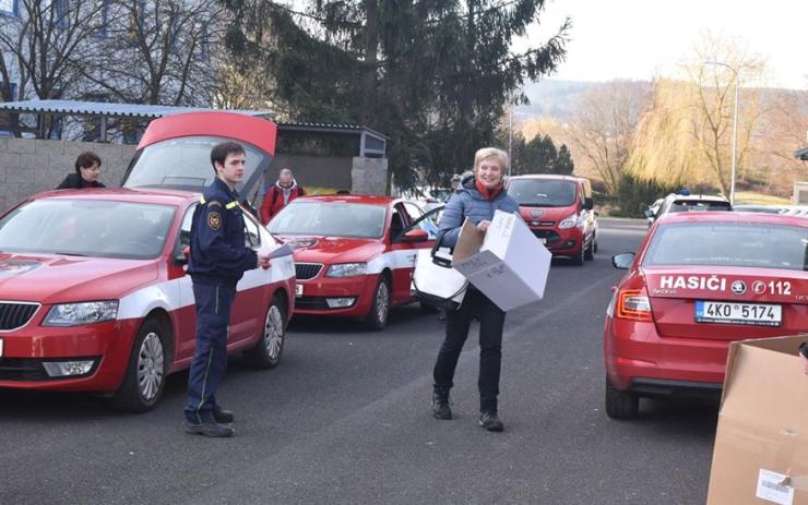 Karlovarský kraj dostal první dodávku respirátorů od státu. S rozvážkou pro lékaře pomáhali hasiči