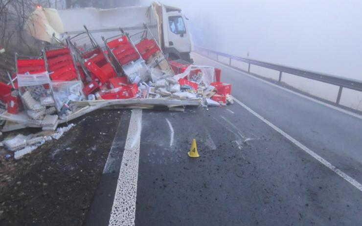 Pozor na ranní námrazu! Řidič před Bochovem dostal smyk, s náklaďákem skončil v příkopu