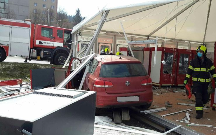 Auto v Karlových Varech porazilo stan u nádraží