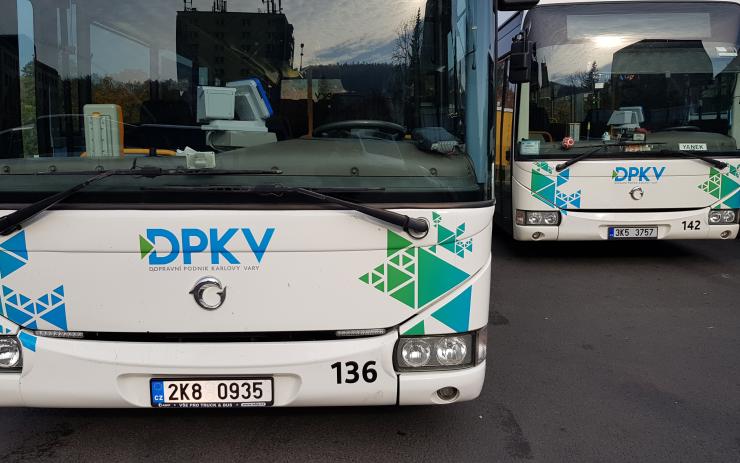 Karlovy Vary: Dopravní podnik ve spolupráci s městskou policií spouští kampaň „Bez roušky nejedeš!“