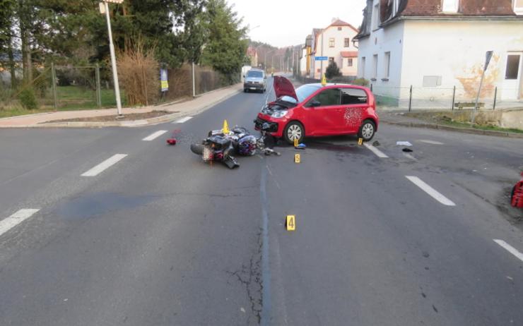 Řidiči, pozor na motorkáře! Na Karlovarsku už se stihla stát vážná nehoda