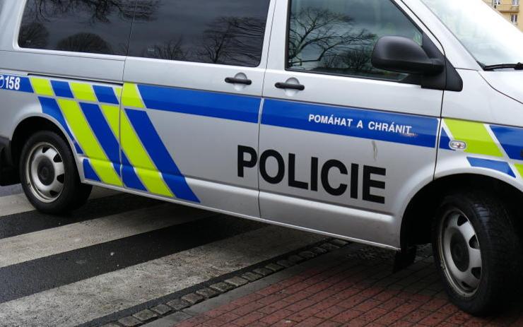 Policie hledá svědky střetu modrého Peugeota s černým vozem Kia na křižovatce v Karlových Varech