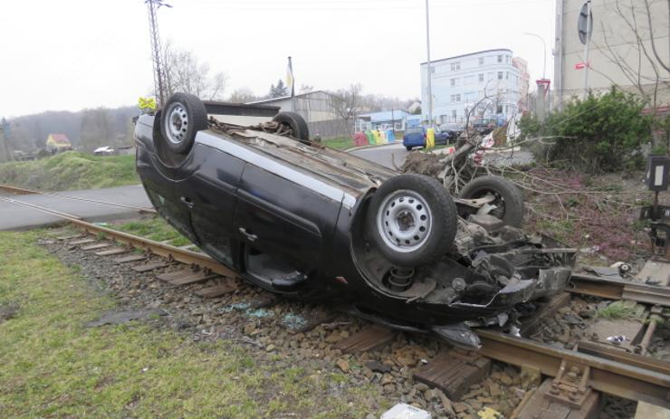 Auto skončilo po smyku na kolejích, pro řidiče i spolujezdce letěl vrtulník