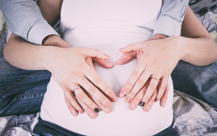 NOVINKA: Ministerstvo zdravotnictví opět povolilo přítomnost otců u porodu