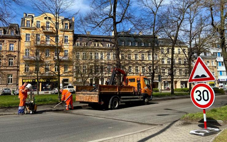 Karlovy Vary se po zimě pustily do oprav komunikací