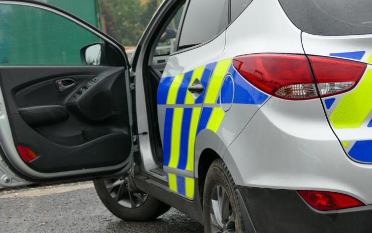 Řidič vzal po nehodě na průtahu Karlovými Vary nohy na ramena. Policie hledá svědky