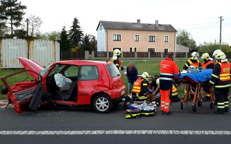 Řidička (21) vjela do cesty projíždějícímu Ivecu. Policie popsala, jak došlo k vážné nehodě u Bochova