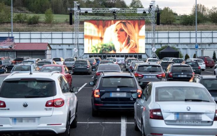 Karlovy Vary zítra spouští první autokino v historii města. Znáte program?