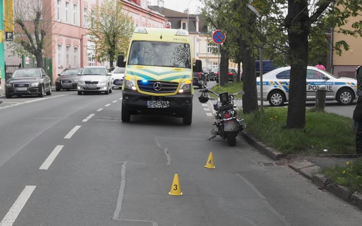 Motorka sunoucí se po silnici srazila dívku. Policisté hledají svědky nehody v Karlových Varech
