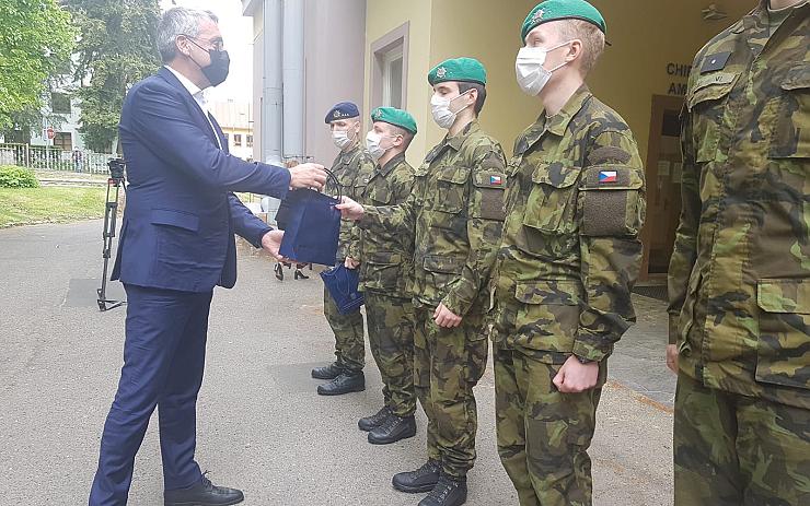 Ministr obrany poděkoval vojákům za pomoc v mariánskolázeňské nemocnici