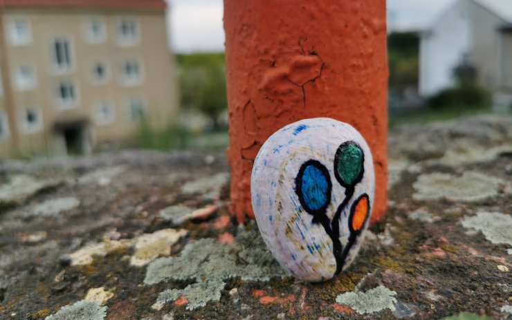 Našli jste venku malovaný kamínek a nevíte, co to znamená?