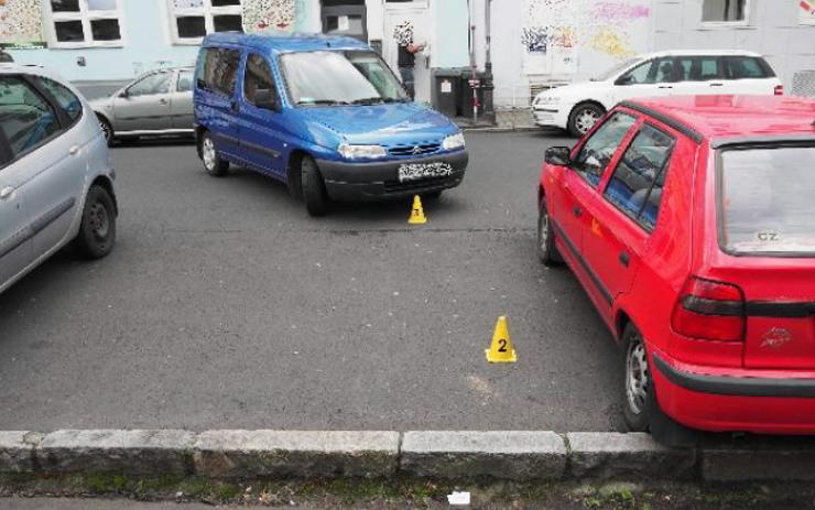 Řidič srazil chodce při parkování před domem. Policisté hledají svědky dvou nehod v Karlových Varech