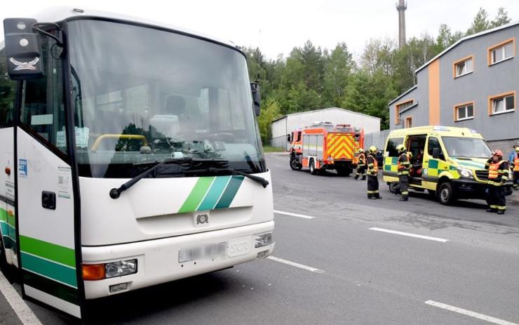 OBRAZEM: Auto se na Sokolovsku srazilo s autobusem, zasahovaly všechny záchranné složky