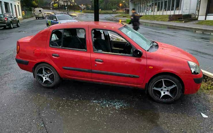 OBRAZEM: Muž rozmlátil auto sekerou, pak šel do hospody. Důvod? Žena!