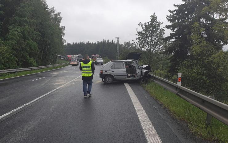 AKTUALIZUJEME: Nehoda u Karlových Varů je tragická, silnice na Prahu je stále uzavřena