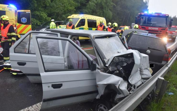 OBRAZEM: Za volantem škodovky zemřel 82letý muž. Policie sdělila, jak k tragické nehodě u Varů došlo