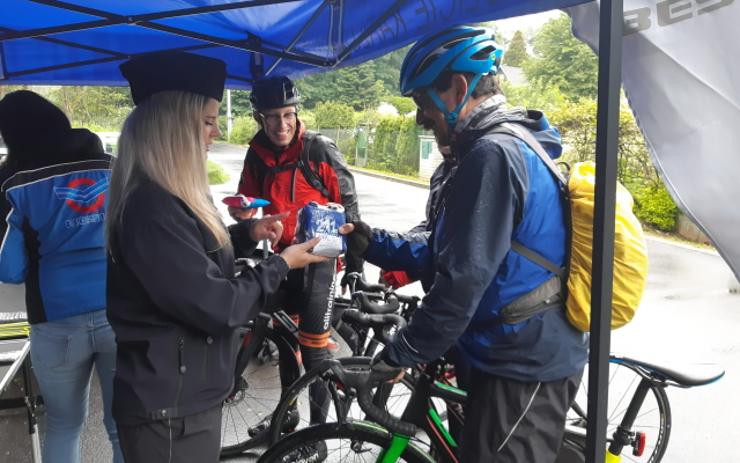 Milé překvapení pro cyklisty. Policisté jim rozdávali balíčky první pomoci