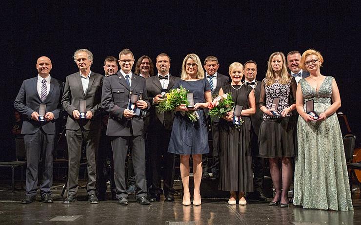 Velké díky! Znělo sálem karlovarského divadla. Členové složek IZS převzali ocenění za zvládnutí pandemie