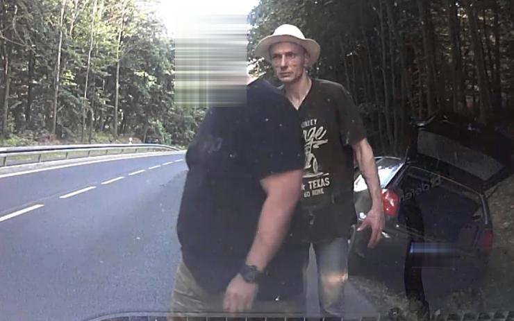 VIDEO: Hledá se muž ve slaměném klobouku! Ten ukradl i s autem na pozemku rodinného domu