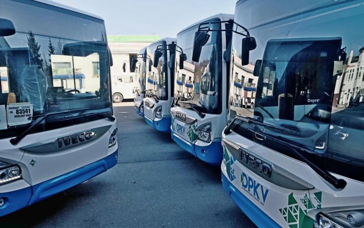 Dopravní podnik pořizuje pět nových autobusů. Jsou v nich kamery i USB porty