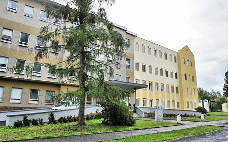 Každoroční letní uzavření interny v chebské nemocnici chce kraj ještě zvrátit