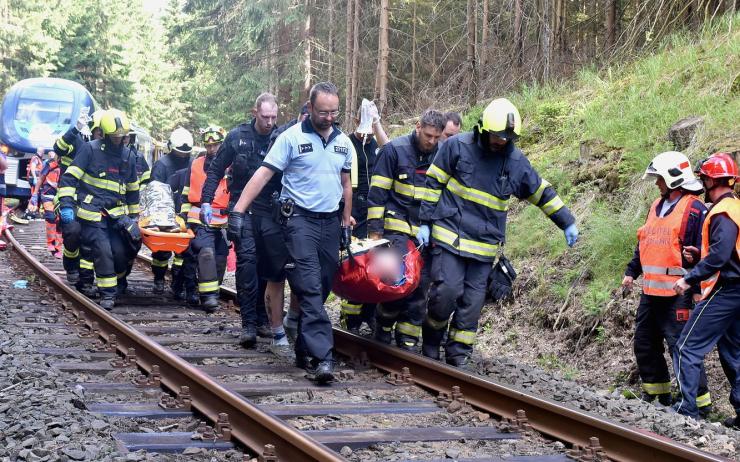 OBRAZEM: Lidi z vlaku hledali po lese. U železniční tragédie pomáhali i záchranáři z Ústeckého kraje