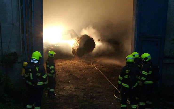 AKTUÁLNĚ: V Mírové na Karlovarsku hoří uskladněné seno, zasahuje osm jednotek hasičů