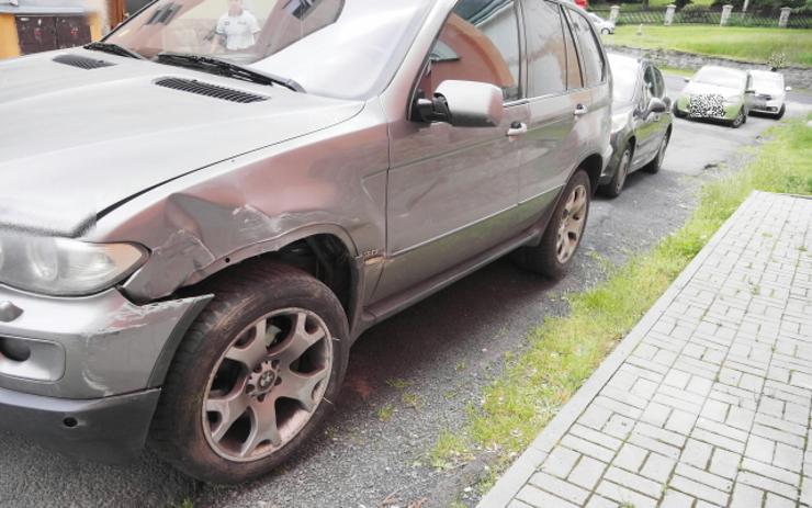 BMW jelo rychle, skončilo v plotě domu. Policie hledá svědky nehody