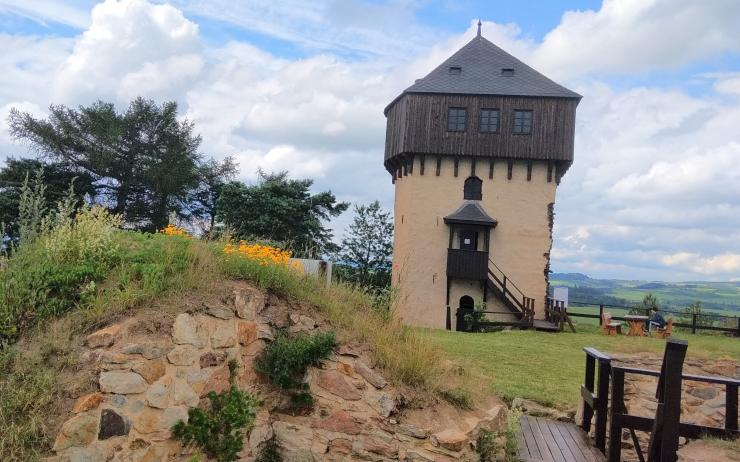TIP NA VÝLET: Hartenštejn, hrad s pěkně opravenou věží jen kousek za hranicemi našeho kraje