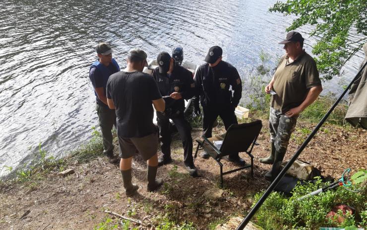 Zákaz koupání i rybaření! Policejní kontroly na Horce probíhají ve dne i v noci