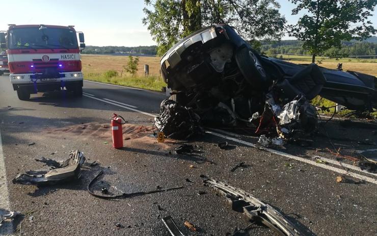 AKTUÁLNĚ: Těžká havárie uzavřela silnici z Františkových Lázní na Hazlov! Auto tam narazilo do stromu