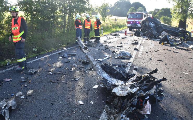 OBRAZEM: Silný náraz do stromu zcela zdemoloval auto, v jeho troskách zemřel řidič