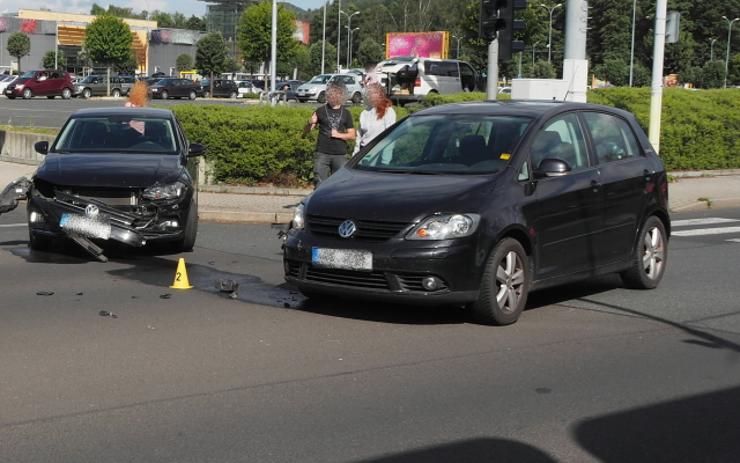 Na výjezdu od nákupního centra v Karlových Varech se srazila auta. Neviděli jste tuto nehodu?