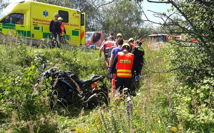 OBRAZEM: Zraněný motorkář skončil po srážce s autem v péči záchranářů