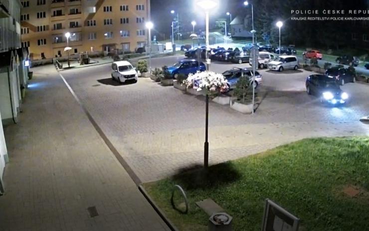 VIDEO: Muž (52) si pořádně zavařil. Chtěl podat oznámení, na policii přijel autem opilý!