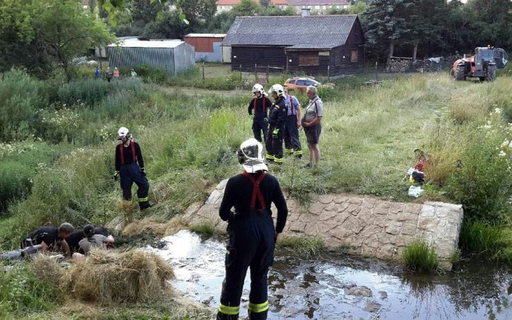 OBRAZEM: Do odtoku rybníka spadl kůň i s jezdkyní. Událost měla bohužel smutný konec