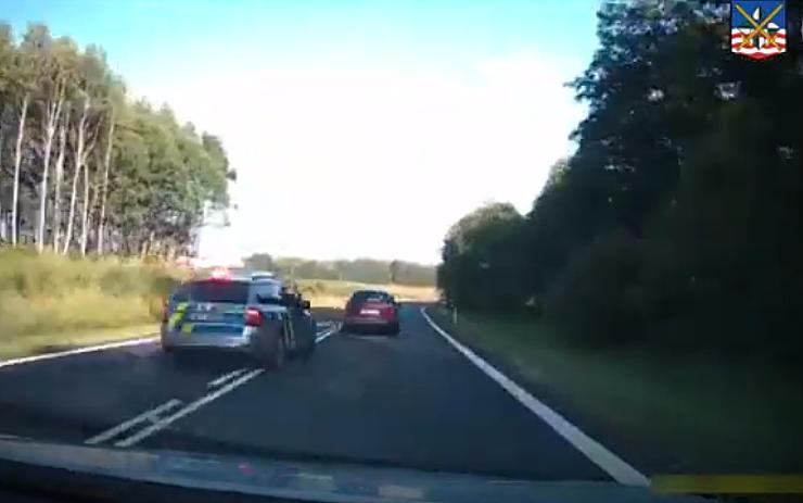 VIDEO: Už ho mají! Uprchlý vězeň pod vlivem drog ujížděl policistům v kradeném autě, nezastavil ho ani výstřel