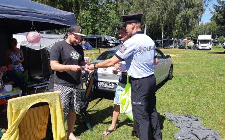 VIDEO: Bezpečně u vody. Policisté během prázdnin navštěvují kempy a koupaliště po celém kraji