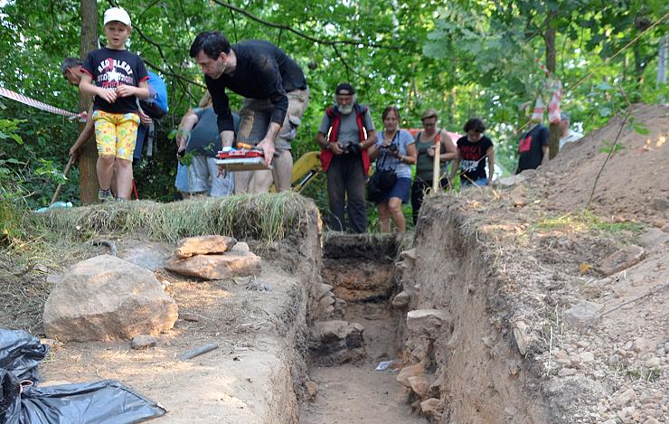 Největší objev po archeologovi, který „očůral“ nacisty, je lepenka? Jeho pokračovatelé opět kopali na hradišti Tašovice