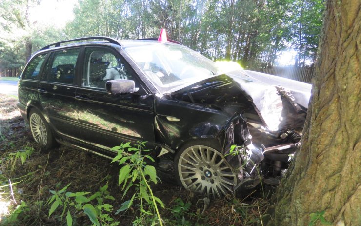 Žena asi neodhadla šíři svého BMW a narazila do stromu, musela do nemocnice