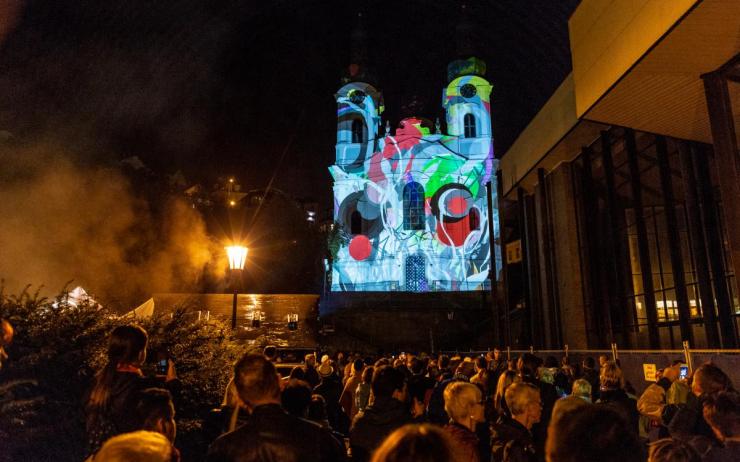 VARY ZÁŘÍ. Oblíbený festival světla vás letos vezme zpátky do budoucnosti